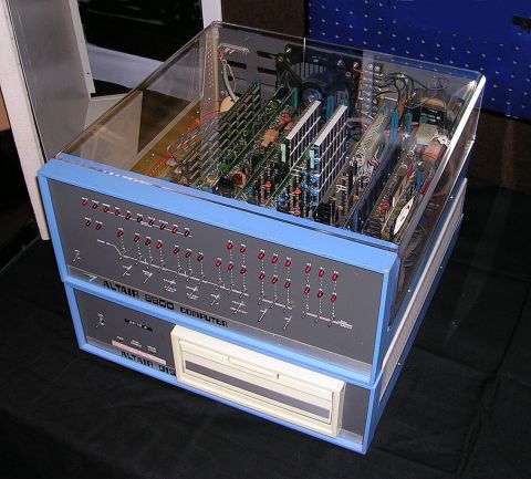 Photo de l'Altair 8800 avec un lecteur de disquettes